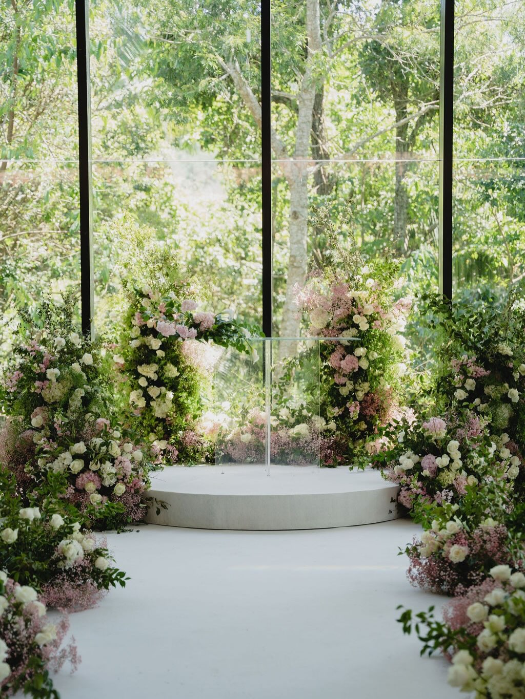 Altar com flores no salão envidraçado
