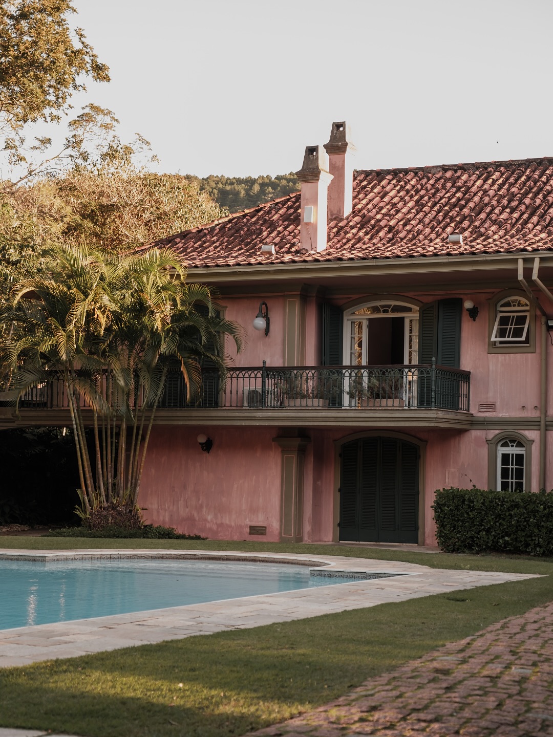Casarão rosa e piscina