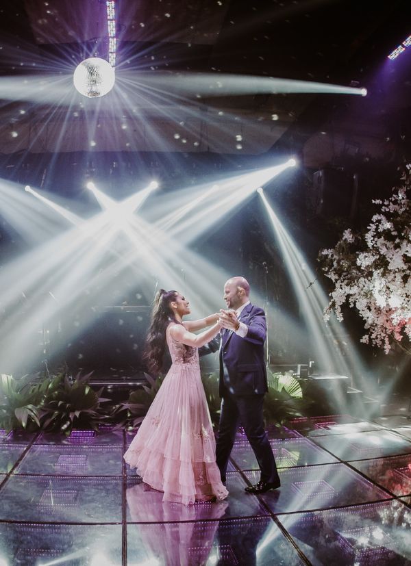 Debutante dançando a valsa com o pai sob luzes