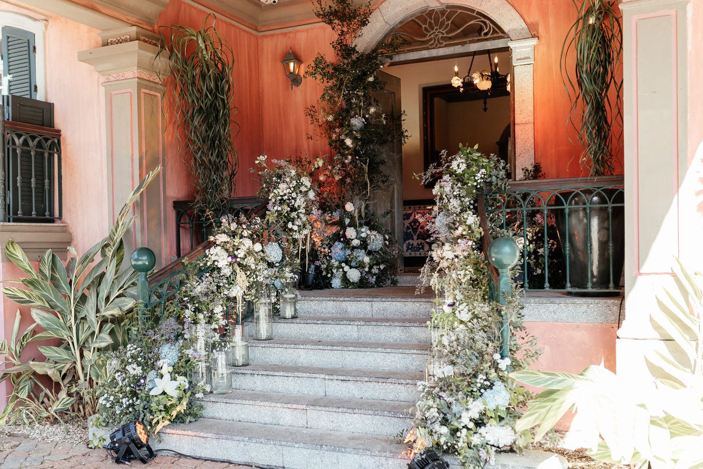 Escadaria do casarão decorada com flores