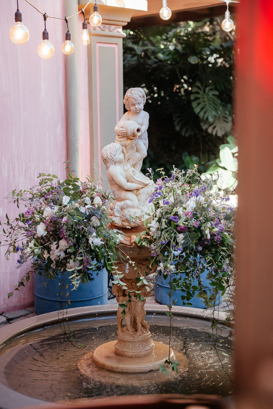 Fonte com anjos e flores no jardim