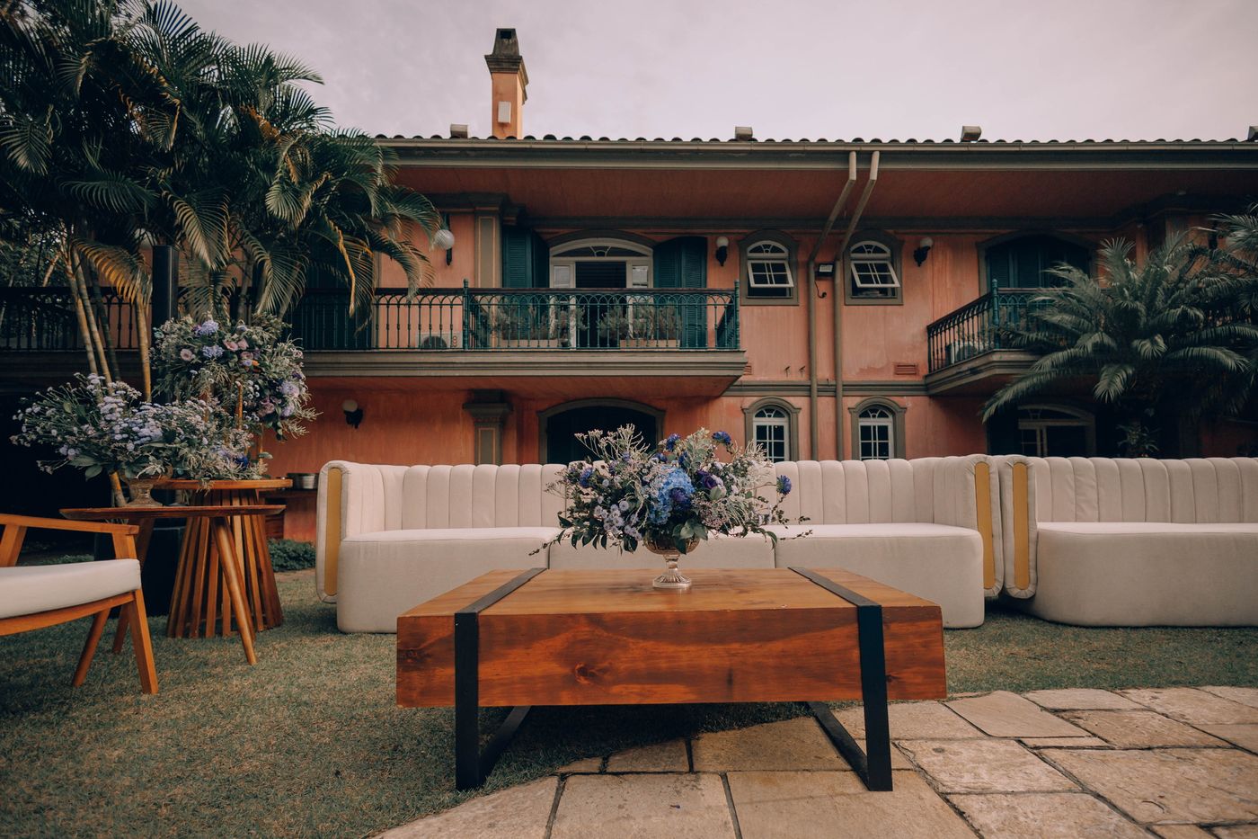 Lounge montado em frente ao casarão