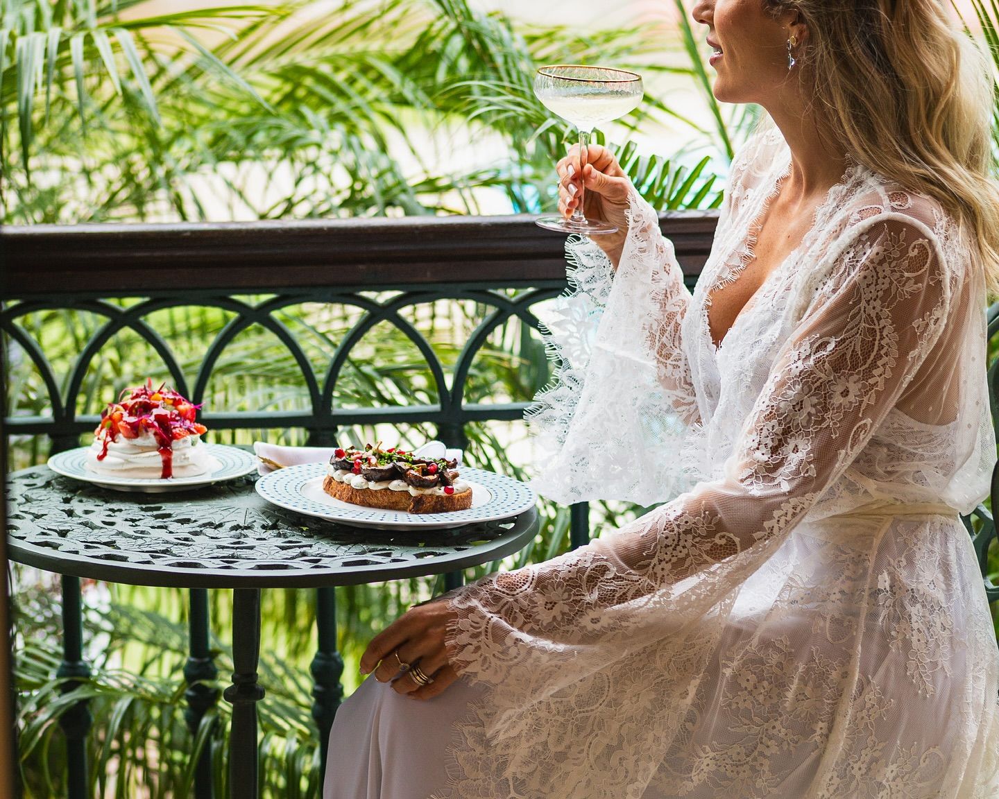 Noiva na varanda com doces e vista para a mata