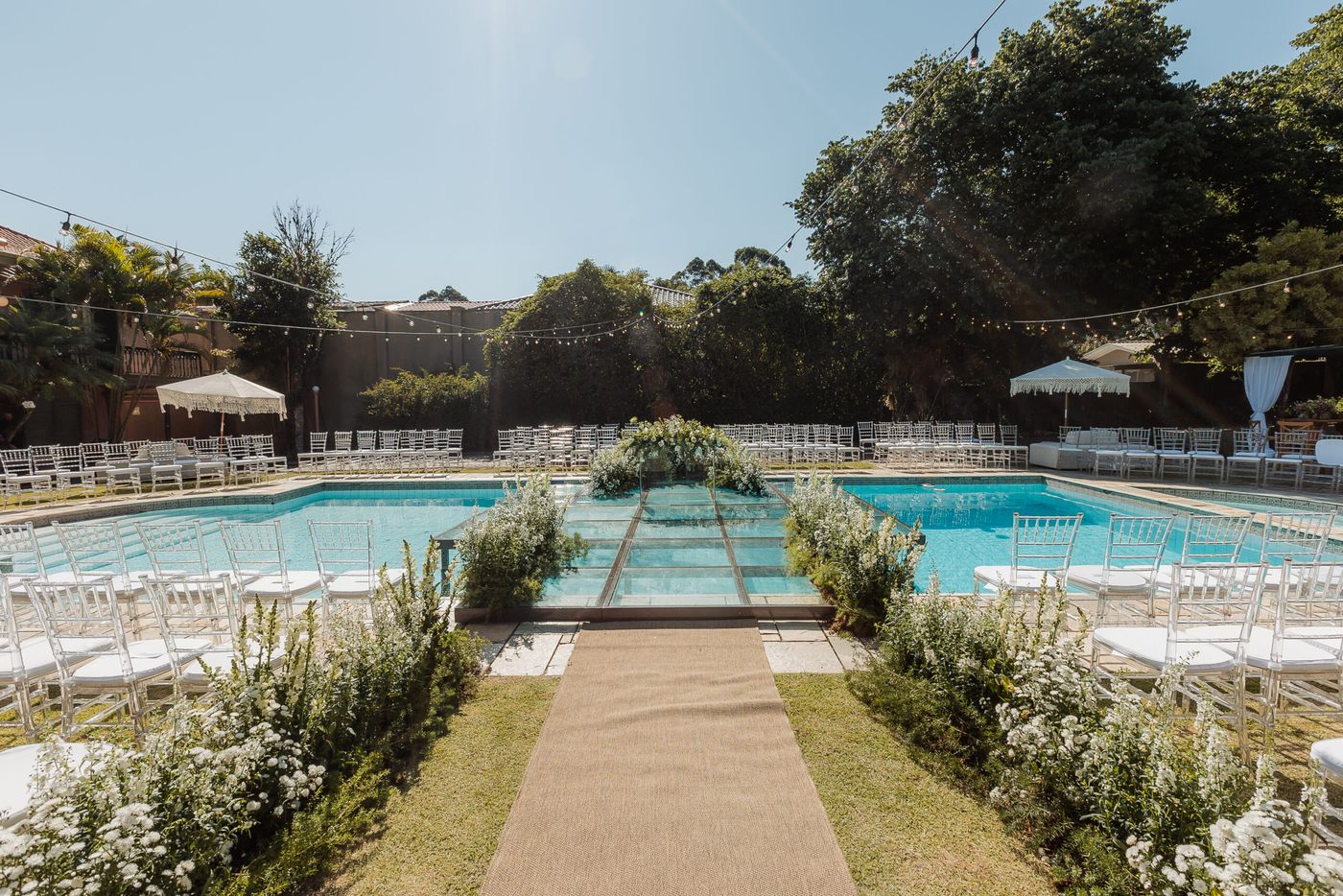 Passarela de vidro sobre a piscina preparada para cerimônia