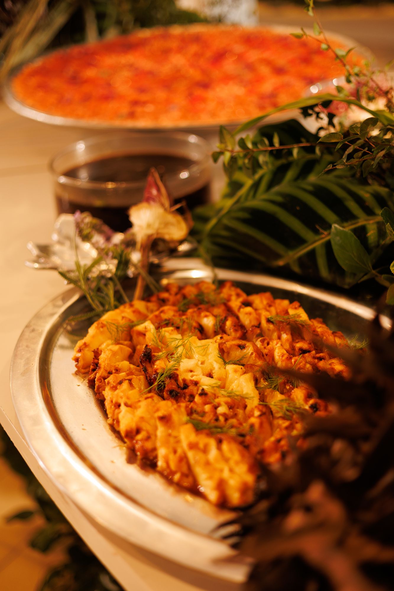 Prato gratinado com endro servido no buffet
