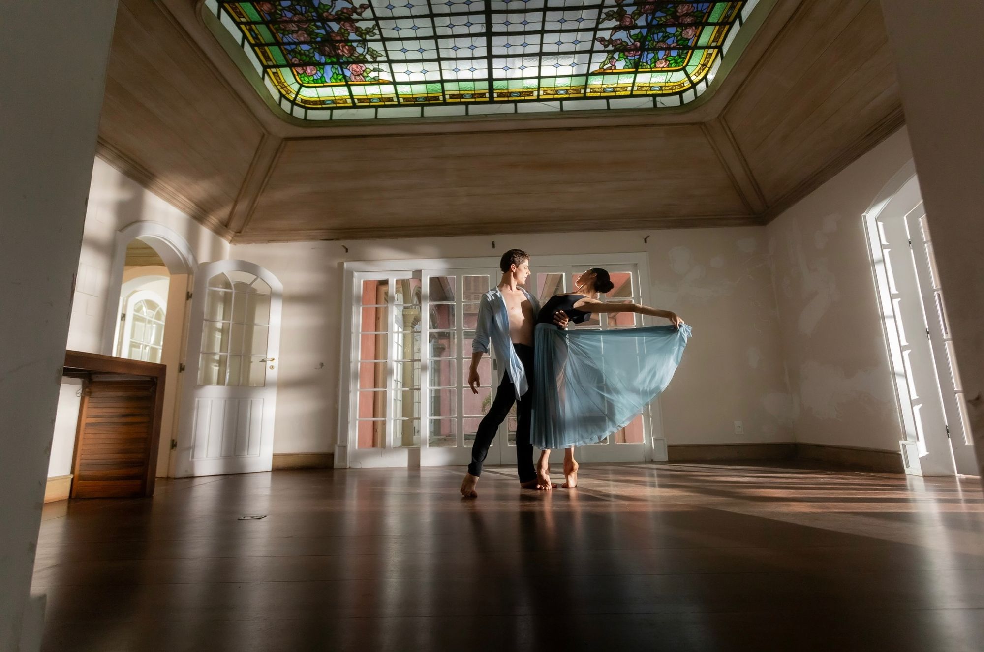 Primeira dança no salão com teto de vidro