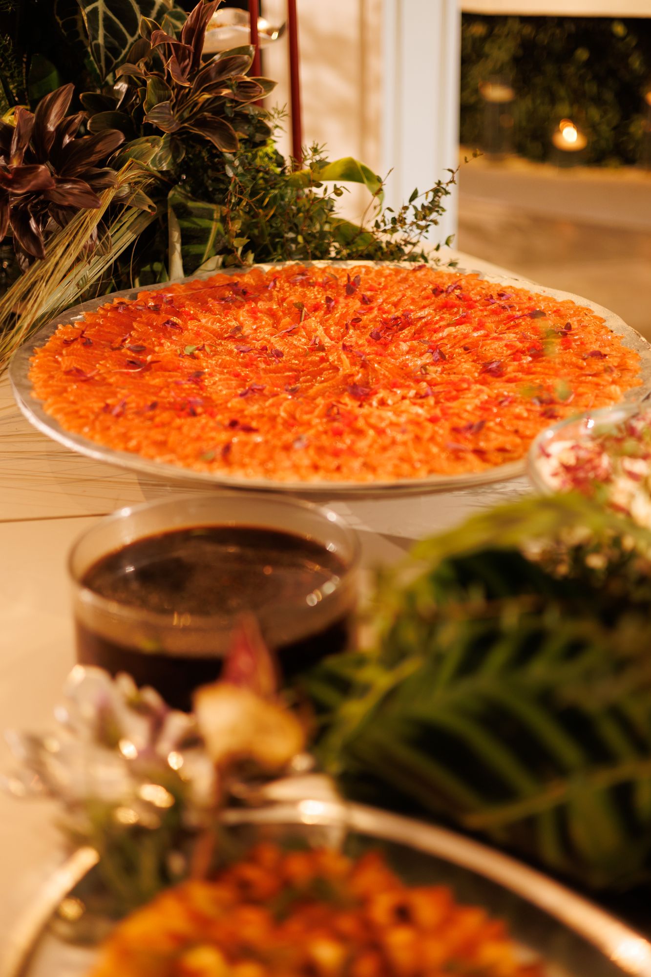 Travessa de salmão fatiado com brotos, no buffet